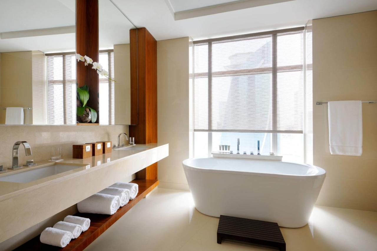 Executive Suite with Lounge Access