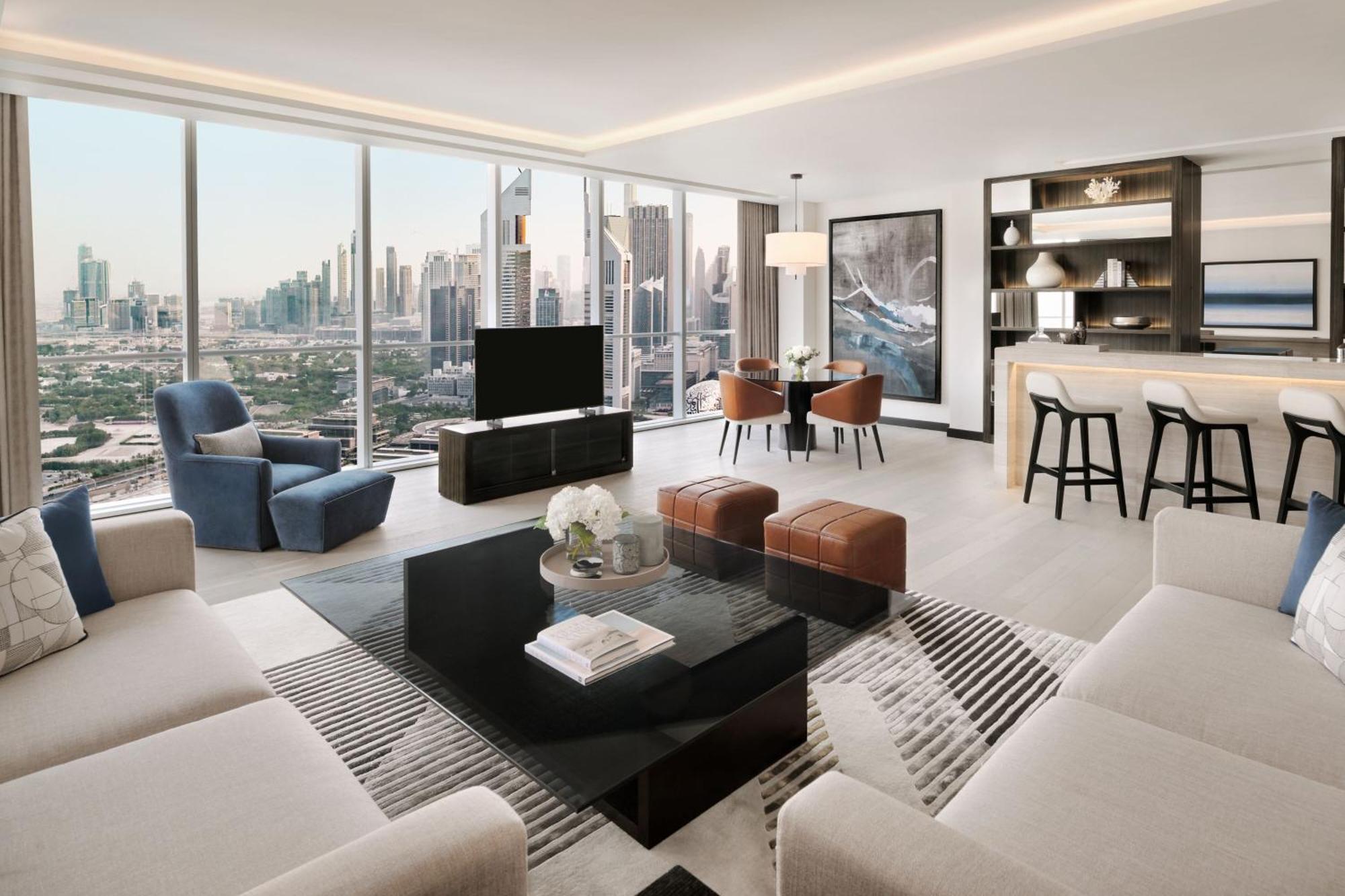 Executive Suite Club lounge access 1 King Skyline view