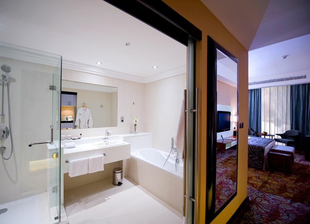 Superior King Room complimentary shuttle to DXB Airport Terminal 1 & 3
