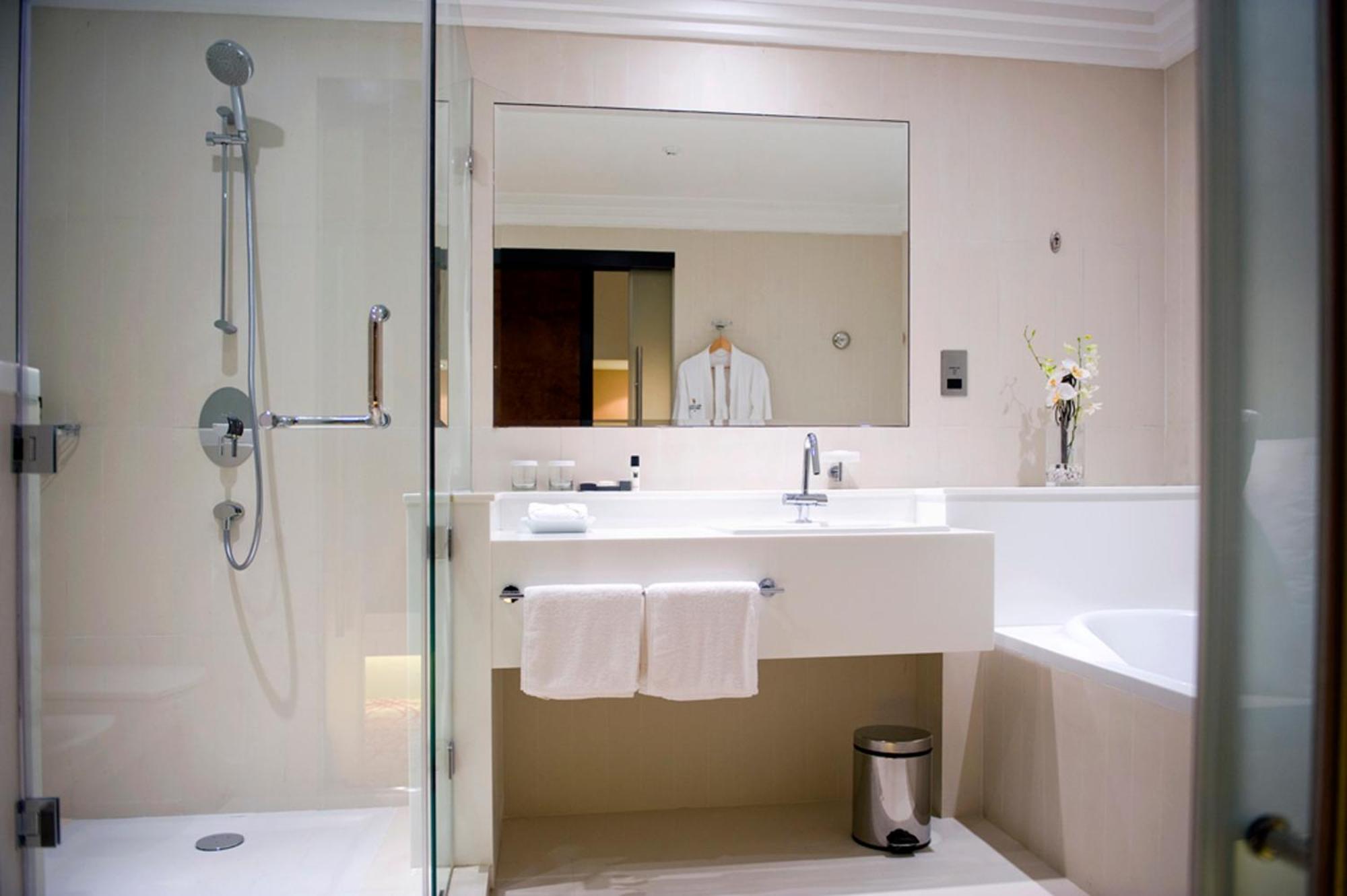 Superior King Room complimentary shuttle to DXB Airport Terminal 1 & 3